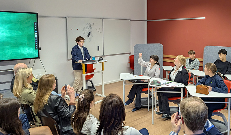 Only in English, please! 3